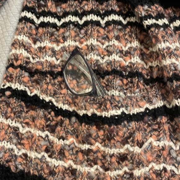 led Luxe Essentials Sweater/ Pink, Black, Grey. Open-Neck with a hand-knit look - Picture 5 of 8